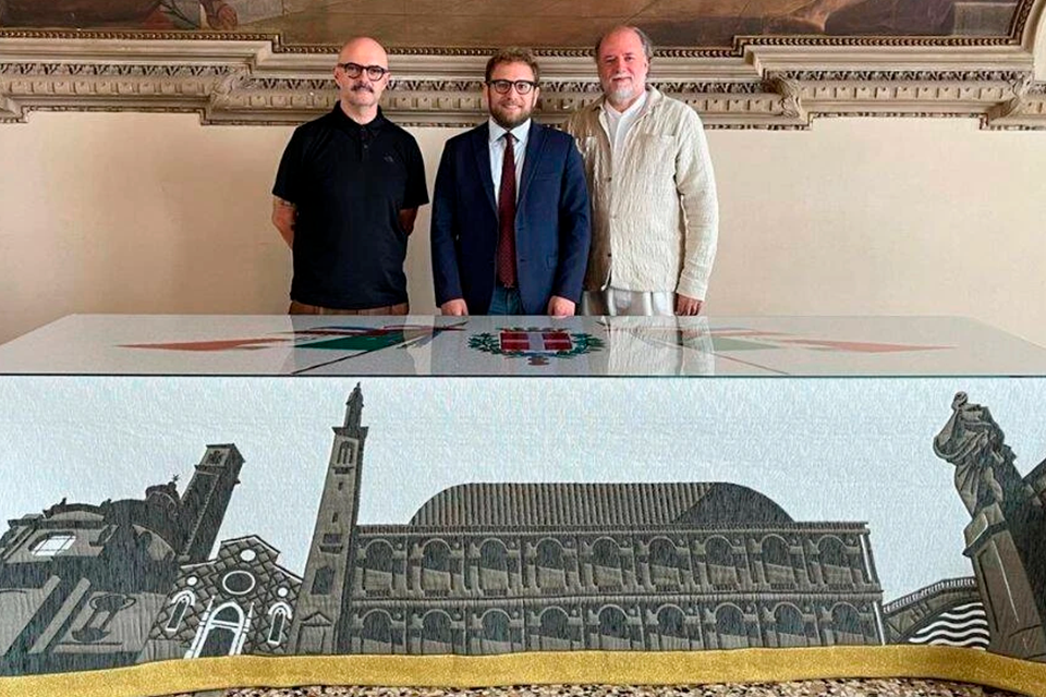 Vicenza, la Sala degli Stucchi accoglie l’arazzo di Giovanni Bonotto