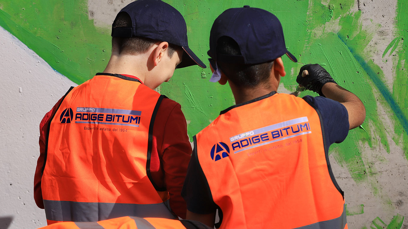 Gruppo Adige Bitumi inaugura il murale "Generazioni Brenta" a Friola