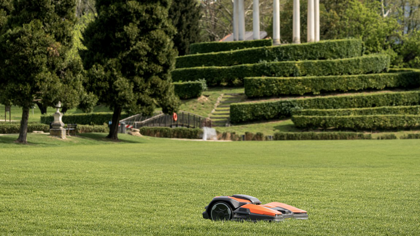 Al Parco Querini in funzione il robot tagliaerba Husqvarna donato da Fercad